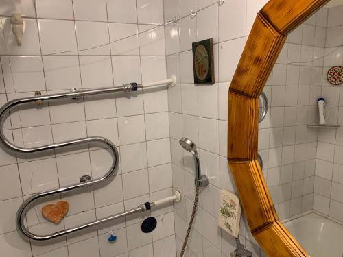 La salle de bains est pourvue d'une douche et d'une baignoire. dans l'établissement Jalaka, Nice 2-bedroom apartment - 1 big bed - 2 single bed, à Tartu