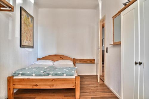 メーニッヒキルヒェンにあるFerienwohnung 208の小さなベッドルーム(ベッド1台付)、廊下が備わります。