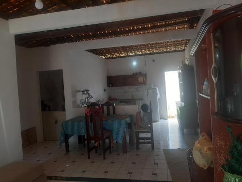 - une cuisine et une salle à manger avec une table dans une pièce dans l'établissement Casa de Veraneio Praia do Porto, à Pôrto das Cabras