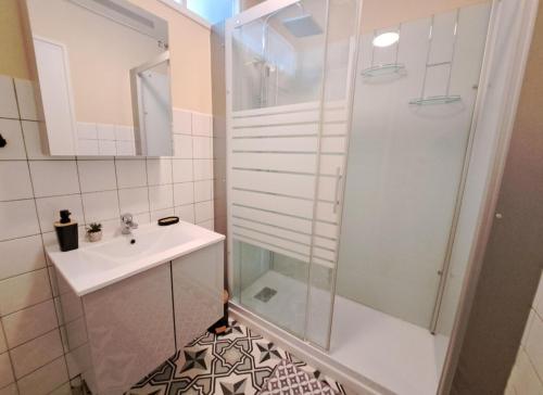 a bathroom with a sink and a shower at T3 en hyper-centre métro à 2 pas in Tourcoing