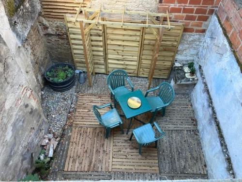 an overhead view of a table and chairs on a patio at Superbe T3 dans le quartier historique de Marmande in Marmande