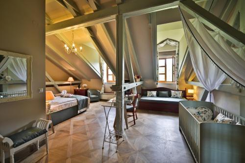Postel nebo postele na pokoji v ubytování Romantic Hotel Mlýn Karlstejn