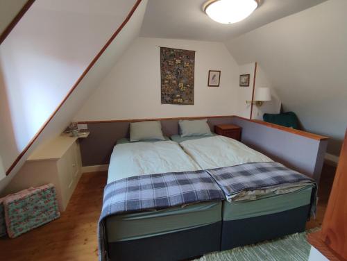 ein Schlafzimmer mit einem Bett im Dachgeschoss in der Unterkunft Stodola Svatý Štěpán in Bylnice