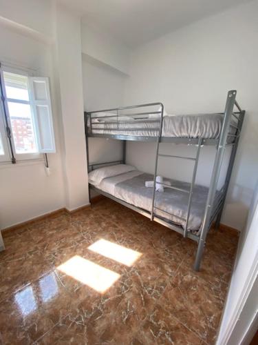 a room with two bunk beds and a window at Exclusivo Apartamento ALZIRA in Alzira