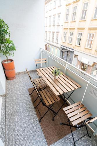 Central Living Apartment Opera