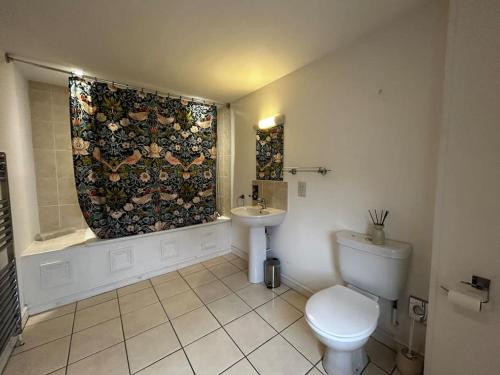 Grouse في Lyddington: حمام مع مرحاض ومغسلة