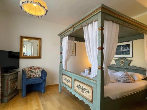 Postel nebo postele na pokoji v ubytování Rosenhof am See Ferienwohnung Enzian