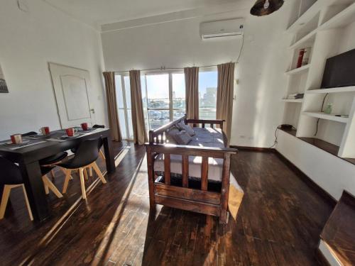 sala de estar con mesa, escritorio, mesa y sillas en Loft con todo que necesitas solo a 2 cuadras de la costanera!! en Corrientes