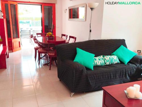 sala de estar con sofá negro y mesa en Beach Plaza Mal Pas, en Cielo de Bonaire 