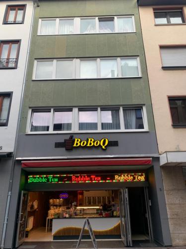 ein Gebäude mit einem B-Box-Laden davor in der Unterkunft Wohnung mitten in der Altstadt in Koblenz