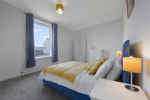 BlytheにあるModern Apartment Near Blyth Coast Sleeps 5のベッドルーム(大型ベッド1台、窓付)
