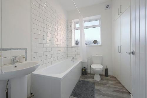 BlytheにあるModern Apartment Near Blyth Coast Sleeps 5の白いバスルーム(洗面台、トイレ付)
