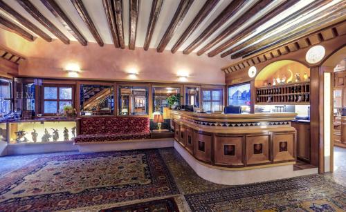Habitación grande con bar en un edificio en Messner Palace en Venecia