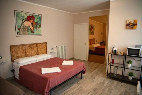 a bedroom with a bed with two towels on it at Villa Aldo e Lalla in Rozzano