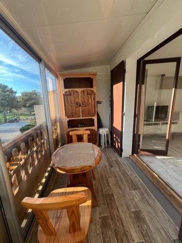 une chambre avec une table et des bancs sur un balcon dans l'établissement Très joli studio climatisé pour 1 couple, à La Londe-les-Maures