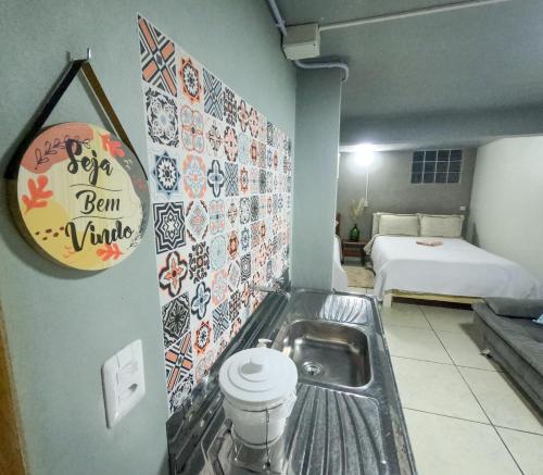 une salle de bain avec toilettes dans une chambre dans l'établissement Hospedagem Recanto dos Viajantes, à Bom Jardim da Serra