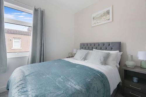 Un dormitorio con una cama grande y una ventana en Chic Retreat Coastal Town Sleeps 4 en Saltburn-by-the-Sea