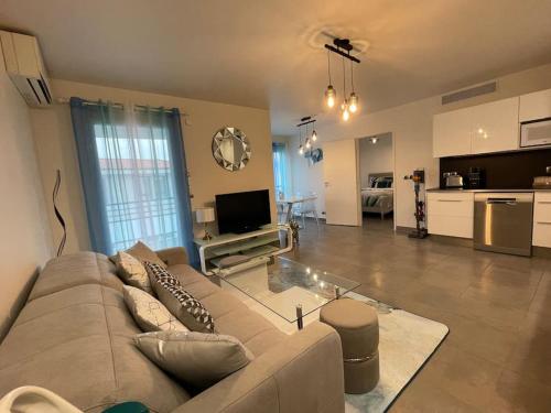 マルセイユにあるPRADO PLAGE DAVID - PARC BORELY - LA CORNICHE - STADE VELODROME - CLUB NAUTIQUE - appartement situé à 10m de plage -Luxury apartment by the Seaの広いリビングルーム(ソファ付)、キッチンが備わります。