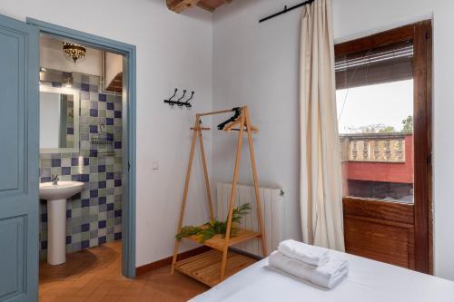 La salle de bains est pourvue d'un lit, d'un lavabo et d'un miroir. dans l'établissement Flateli Casa Indiana, à Bordils