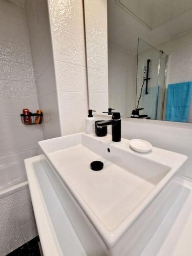 PRADO PLAGE DAVID - STADE VELODROME - PARC CHANOT - Luxury apartment by the Sea - Enjoy premium comfort with access to international TV channels from all over the world photo 84