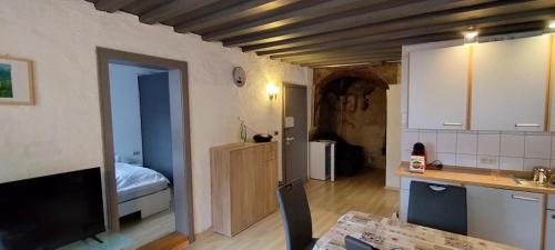 a living room with a kitchen and a bedroom at Wohnung Engelgasse in Biberach an der Riß