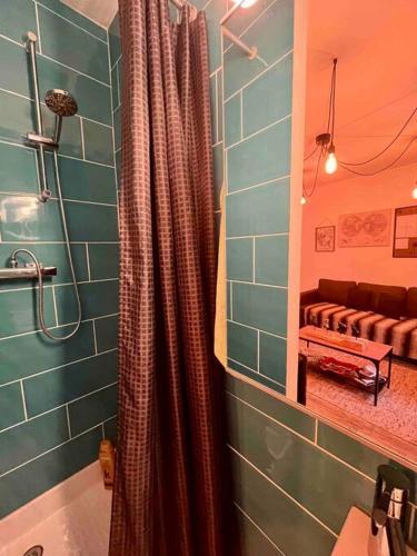 La salle de bains est pourvue d'un rideau de douche et d'un canapé. dans l'établissement Peaceful Stay Near Insead and Castle, à Fontainebleau