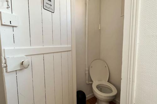 une salle de bain avec des toilettes blanches dans une chambre dans l'établissement Peaceful Stay Near Insead and Castle, à Fontainebleau