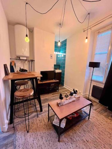 un salon avec une table et un canapé dans l'établissement Peaceful Stay Near Insead and Castle, à Fontainebleau