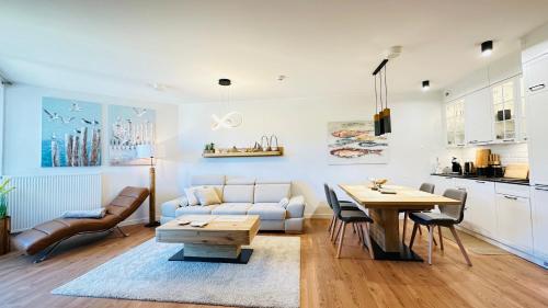 波皮耶洛伯的住宿－Apartament Premium PINEA 316，客厅配有沙发和桌子