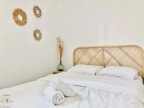 - une chambre avec 2 lits, des draps blancs et des serviettes dans l'établissement L'OSLO Superbe T2 - à 3 min de la mer - clim / wifi - 1 Chambre, à La Grande Motte