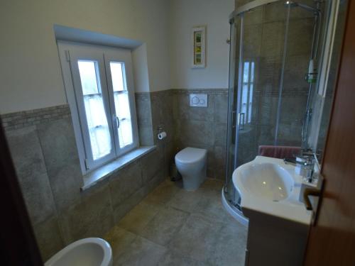ein Bad mit einer Dusche, einem WC und einem Waschbecken in der Unterkunft Casina di Andrea with above ground pool, Capannori in Capannori