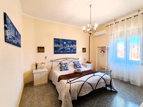 um quarto com uma cama e um lustre em Attico Talenti em Roma