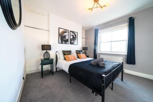 Schlafzimmer mit einem Bett und einem Fenster in der Unterkunft 2 Bed Central Tunbridge Wells in Royal Tunbridge Wells