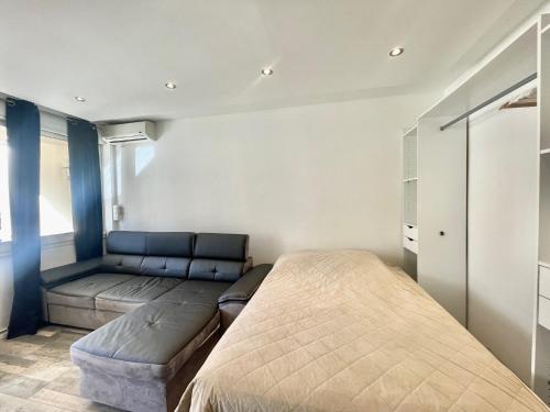 1 dormitorio con 1 cama y 1 sofá en Palm Paradise, by Welcome to Cannes en Cannes