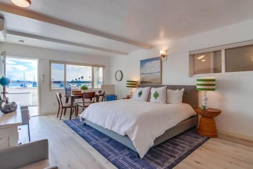 um quarto com uma cama grande e uma sala de jantar em Bayside 1 em San Diego