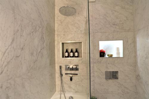 eine Dusche mit Glastür im Bad in der Unterkunft Cozy place Soho London in London