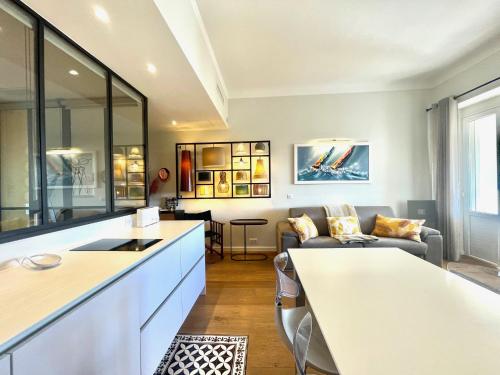 un salon avec un canapé et une table dans l'établissement Gallia Park by Welcome to Cannes, à Cannes