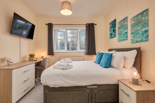 a bedroom with a bed with a desk and a window at Comfy Home on Burton Road in Derby