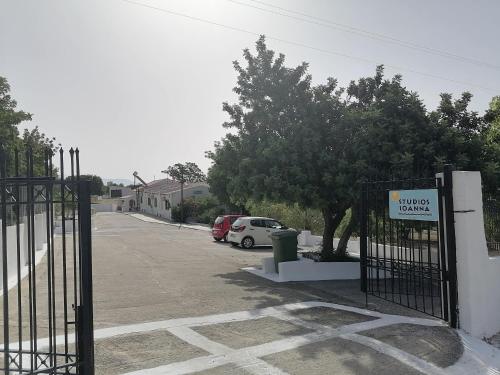 um parque de estacionamento com um sinal para uma garagem de neve em Studios Ioanna Limnionas Samos em Ayía Kiriakí