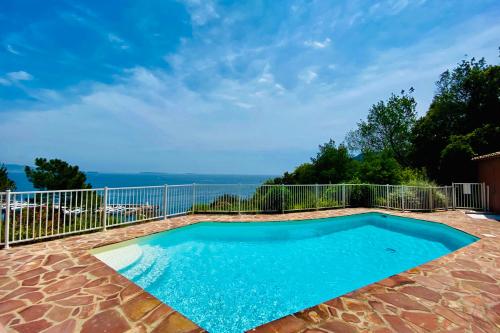 een zwembad met uitzicht op de oceaan bij Magnifiques appartements vue mer panoramique in Théoule-sur-Mer