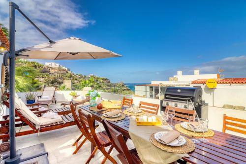 Foto Big terraced house, 100m to the beach, with BBQ and sea view 1
