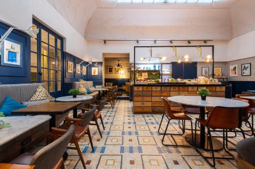 a restaurant with tables and chairs and a counter at ibis Paris Grands Boulevards Opéra 9e in Paris