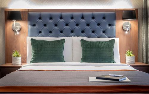 Una cama o camas en una habitación de The Fleet