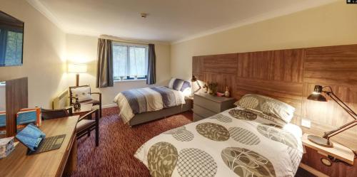 um quarto de hotel com uma cama e uma secretária em The University of Buckingham - Mount Pleasant em Buckinghamshire