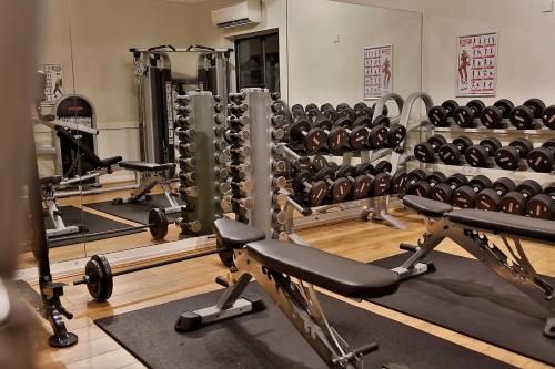 un gimnasio con muchas pesas y máquinas para correr en The University of Buckingham - Mount Pleasant, en Buckinghamshire