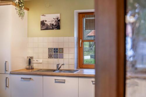 cocina con fregadero y ventana en Ferienwohnung Mair - Bergblick, en Halblech