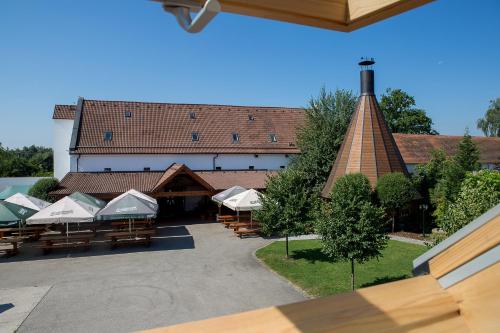 チェスケー・ブジェヨヴィツェにあるMinipivovar Kněžínekのテーブルと傘が備わる建物の上面の景色