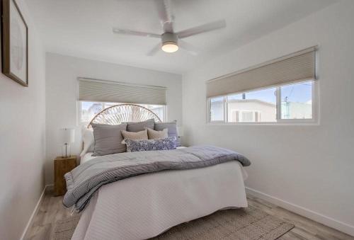 1 dormitorio con 1 cama y ventilador de techo en Boardwalk 2, en San Diego