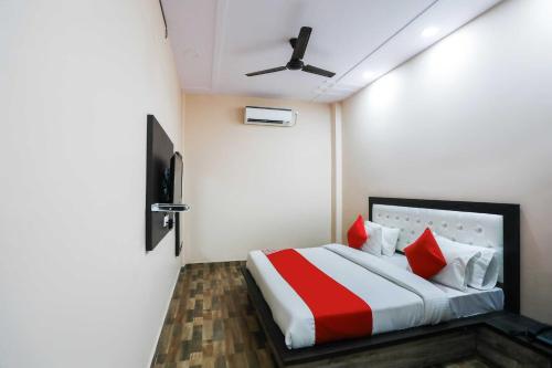 Кровать или кровати в номере OYO Flagship Golden Residency B&B Hotel