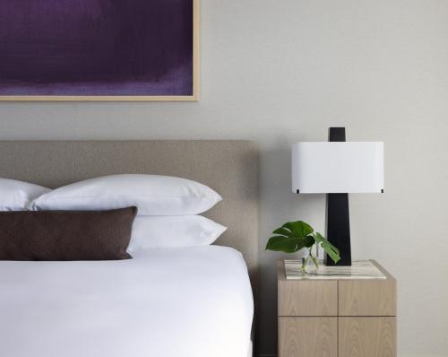 - une chambre avec un lit et une table avec une lampe dans l'établissement Kimpton Claret Hotel, an IHG Hotel, à Denver